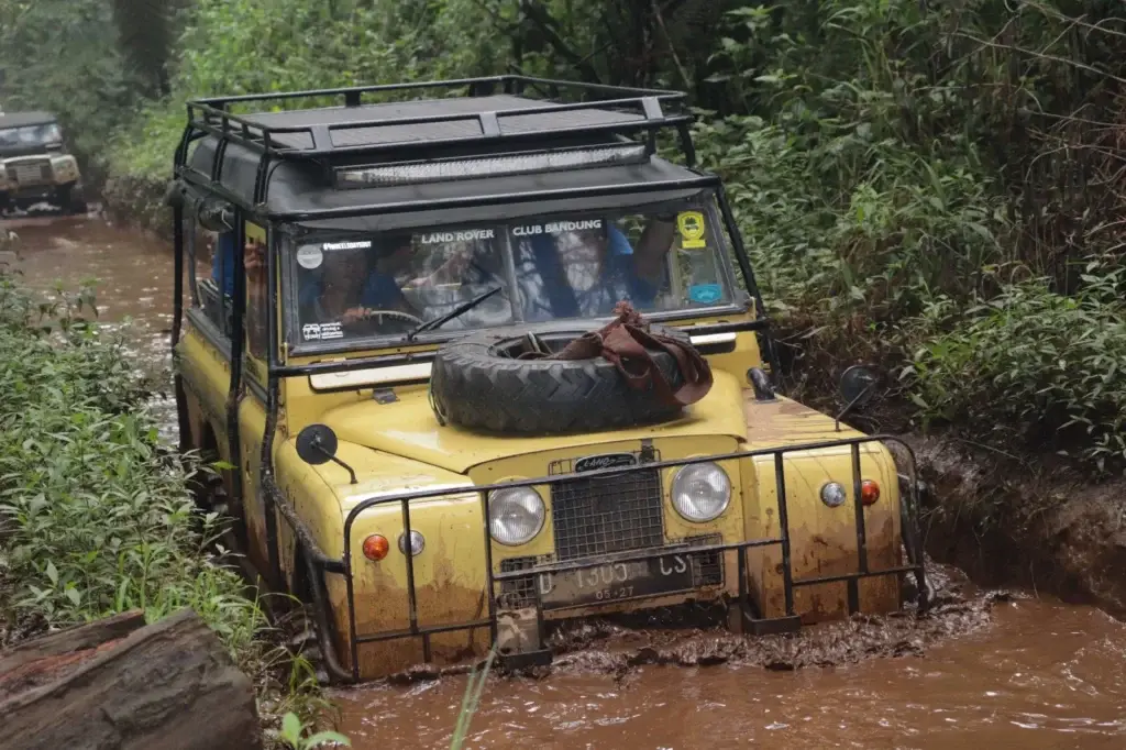 Tinggalkan sejenak udara sejuk Lembang yang tenang. Saatnya beralih ke petualangan fun off-road di jantung Hutan Pinus Cikole!
